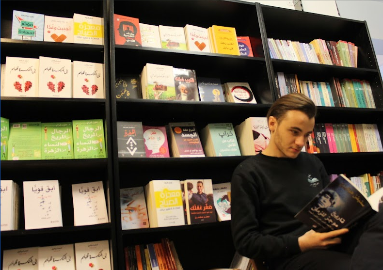 عمار في المكتبة في فيينا
